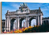 WallClassics - Hout - Monument in Brussel met Bloemen - 105x70 cm - 9 mm dik - Foto op Hout (Met Ophangsysteem)