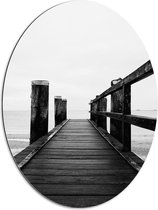 WallClassics - Dibond Ovaal - Op de Pier (Zwart/ Wit) - 60x80 cm Foto op Ovaal (Met Ophangsysteem)