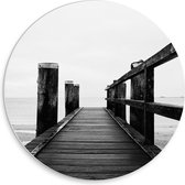 WallClassics - PVC Schuimplaat Muurcirkel - Op de Pier (Zwart/ Wit) - 30x30 cm Foto op Muurcirkel (met ophangsysteem)