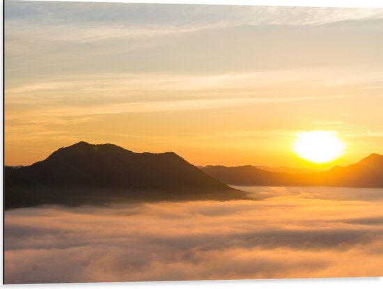 Dibond - Verdwijnende Zon achter Bergen boven Wolken - 80x60 cm Foto op Aluminium (Met Ophangsysteem)