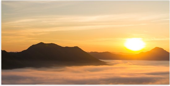 Poster Glanzend – Verdwijnende Zon achter Bergen boven Wolken - 100x50 cm Foto op Posterpapier met Glanzende Afwerking