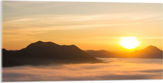 Acrylglas - Verdwijnende Zon achter Bergen boven Wolken - 100x50 cm Foto op Acrylglas (Met Ophangsysteem)