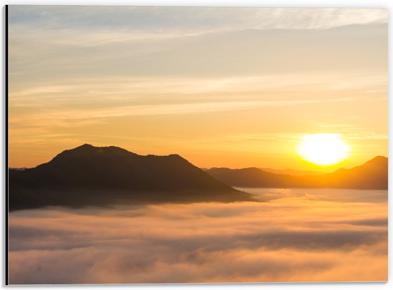 Dibond - Verdwijnende Zon achter Bergen boven Wolken - 40x30 cm Foto op Aluminium (Met Ophangsysteem)