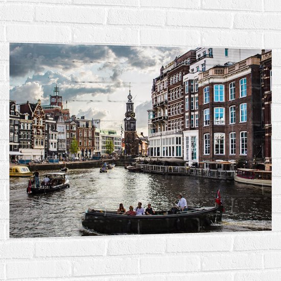 WallClassics - Muursticker - Bootjes in de Grachten van Amsterdam - 100x75 cm Foto op Muursticker