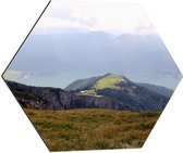 Dibond Hexagon - Uitzicht over Berglandschap - 60x52.2 cm Foto op Hexagon (Met Ophangsysteem)
