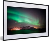 Photo en cadre - Aurores boréales au-dessus des îles Lofoten en Norvège cadre photo noir avec passe partout blanc 40x60 60x40 cm - Affiche sous cadre (Décoration murale salon / chambre)