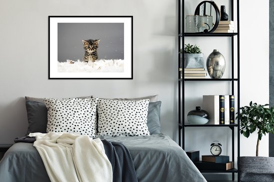 Photo encadrée - Chaton entre les plumes cadre photo noir avec passe-partout blanc 60x80 80x60 cm - Affiche encadrée (Décoration murale salon / chambre)