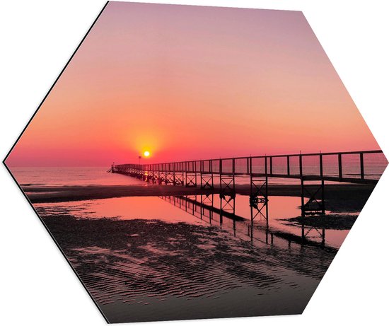 WallClassics - Dibond Hexagon - Pier naar de Zee bij Zonsondergang - 80x69.6 cm Foto op Hexagon (Met Ophangsysteem)