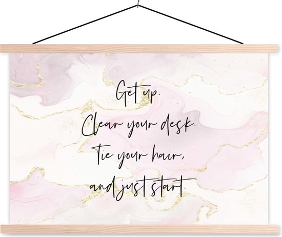 Affiche avec texte inspirant 'Get up. Clear your desk. Tie your hair, and just start.' sur fond marbre rose avec accents dorés, dans un cadre en bois.