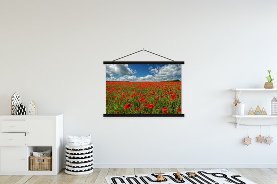 Nuages blancs éclatants au dessus d'un champ de coquelicots affiche scolaire lattes plates noir 120x80 cm - Tirage photo sur poster textielposter (décoration murale salon / chambre)