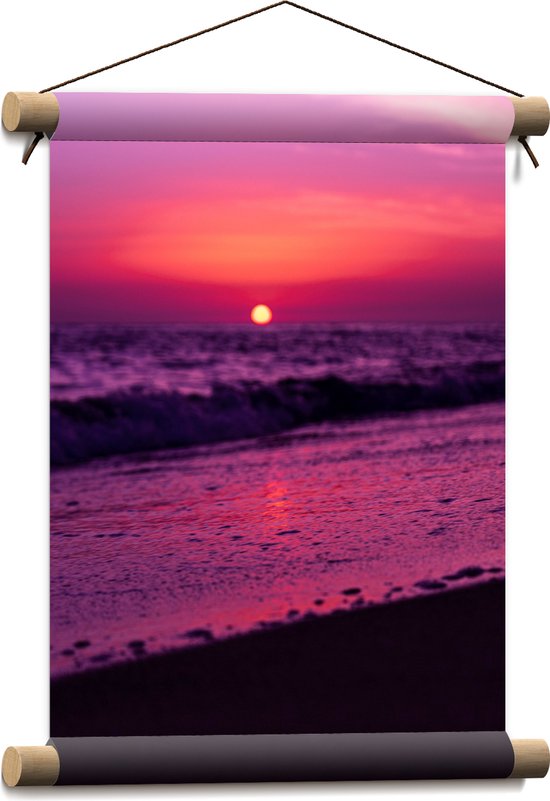 WallClassics - Textielposter - Zee en Strand met Paarse Lucht - 30x40 cm Foto op Textiel