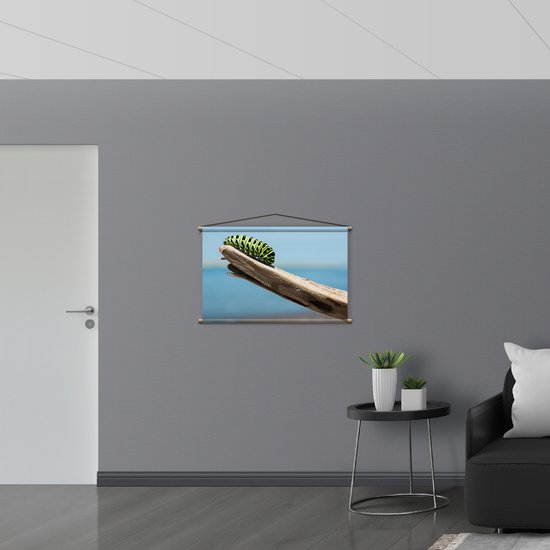 WallClassics - Affiche Textile - Chenille Verte sur une Branche - 90x60 cm Photo sur Textile