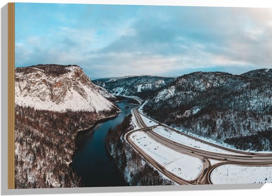 WallClassics - Hout - Wegen en Rivier tussen Besneeuwde Bergen - 75x50 cm - 9 mm dik - Foto op Hout (Met Ophangsysteem)