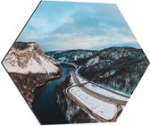 WallClassics - Dibond Hexagon - Wegen en Rivier tussen Besneeuwde Bergen - 60x52.2 cm Foto op Hexagon (Met Ophangsysteem)