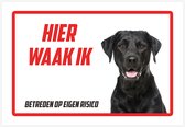 Waakbord/ bord | "Hier waak ik" | 30 x 20 cm | Dikte: 1 mm | Labrador Retriever | Waakhond | Hond | Chien | Dog | Betreden op eigen risico | Polystyreen | Rechthoek | Witte achtergrond | 1 stuk