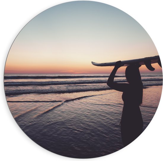 Dibond Muurcirkel - Silhouet van Surfer met Bord op Hoofd bij Zonsondergang - 90x90 cm Foto op Aluminium Muurcirkel (met ophangsysteem)