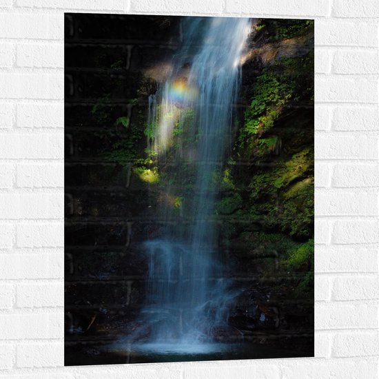 WallClassics - Muursticker - Waterval in Groen Bos - 60x90 cm Foto op Muursticker