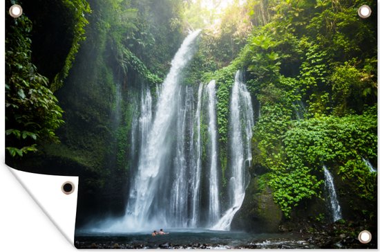 Tuinposter 90x60 cm - Tuindecoratie Waterval in de jungle van het Nationaal park Gunung Rinjani op Lombok - Poster voor in de tuin - Buiten decoratie - Schutting tuinschilderij - Tuindoek muurdecoratie - Wanddecoratie balkondoek