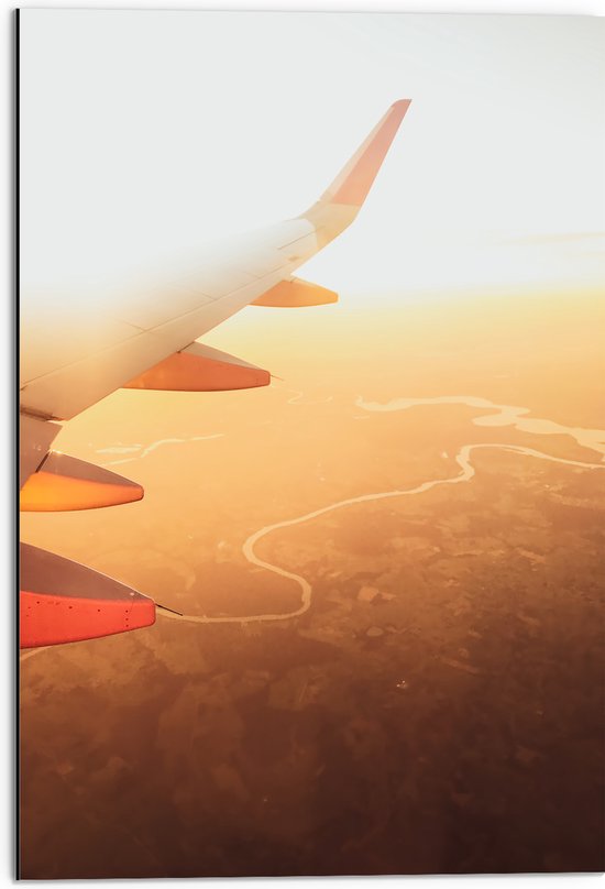 Dibond - Rood met Witte Vleugel van Vliegtuig bij Oranje Zonlicht - 50x75 cm Foto op Aluminium (Wanddecoratie van metaal)
