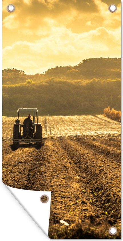 Tuinposter Trekker - Boerderij - Berg - 30x60 cm - Tuindoek - Buitenposter