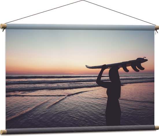 Textielposter - Silhouet van Surfer met Bord op Hoofd bij Zonsondergang - 90x60 cm Foto op Textiel