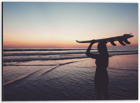 Dibond - Silhouet van Surfer met Bord op Hoofd bij Zonsondergang - 40x30 cm Foto op Aluminium (Wanddecoratie van metaal)