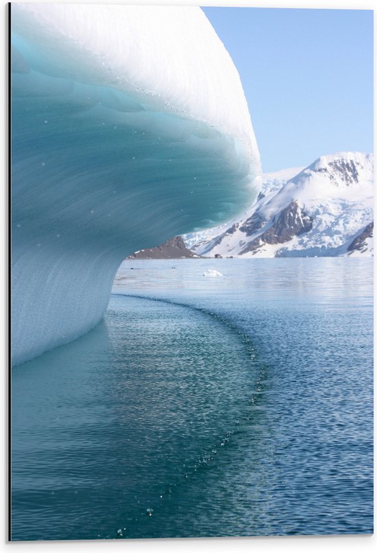 WallClassics - Dibond - IJsbergen boven het Water - 40x60 cm Foto op Aluminium (Met Ophangsysteem)