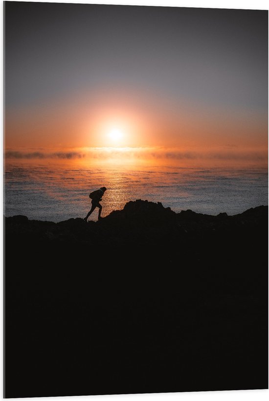 WallClassics - Acrylglas - Man lopend over Berg aan de Zee met Zonsondergang - 70x105 cm Foto op Acrylglas (Met Ophangsysteem)