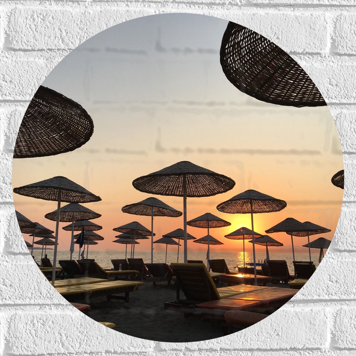 Muursticker Cirkel - Ligbedden met Rieten Parasols aan het Strand in de Avondzon - 50x50 c