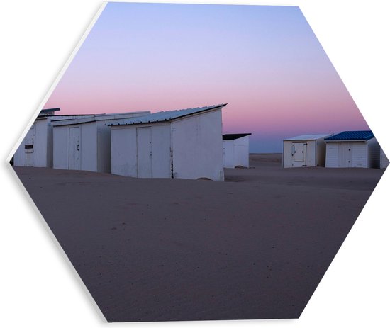 WallClassics - PVC Schuimplaat Hexagon - Witte Huisjes op Strand met Roze Lucht - 30x26.1 cm Foto op Hexagon (Met Ophangsysteem)