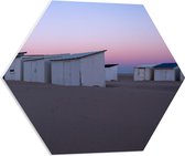 WallClassics - PVC Schuimplaat Hexagon - Witte Huisjes op Strand met Roze Lucht - 60x52.2 cm Foto op Hexagon (Met Ophangsysteem)