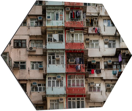WallClassics - Dibond Hexagon - Kleine Flatwoningen - Hong Kong - 80x69.6 cm Foto op Hexagon (Met Ophangsysteem)