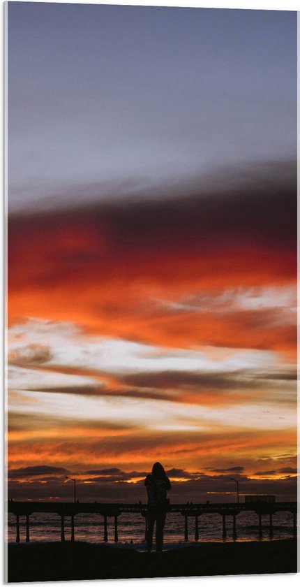 WallClassics - Acrylglas - Wit/ Oranje Lucht boven Pier bij de Zee - 50x100 cm Foto op Acrylglas (Met Ophangsysteem)