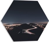 WallClassics - Panneau de mousse PVC Hexagone - Route entre les Montagnes la nuit - Photo 40 x 34,8 cm sur Hexagone (avec système de suspension)