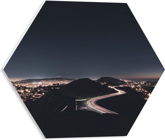 WallClassics - PVC Schuimplaat Hexagon - Weg tussen de Bergen in de Nacht - 40x34.8 cm Foto op Hexagon (Met Ophangsysteem)