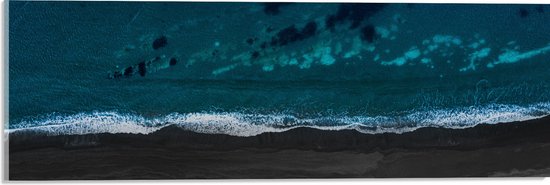WallClassics - Acrylglas - Zee bij Zwarte Strand - 60x20 cm Foto op Acrylglas (Met Ophangsysteem)