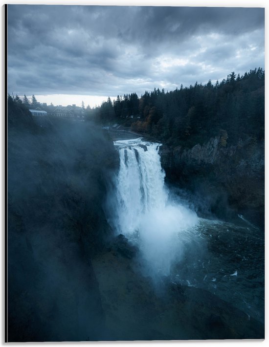 WallClassics - Dibond - Grote Watervallen in Donkergroen Landschap - 30x40 cm Foto op Aluminium (Wanddecoratie van metaal)