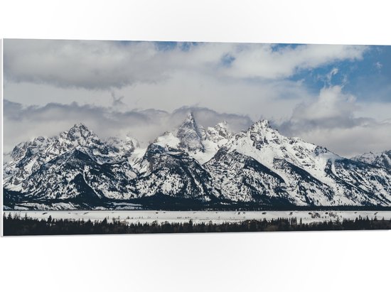 WallClassics - PVC Schuimplaat - Rij Bergen onder de Sneeuw met Schapenwolken - 100x50 cm Foto op PVC Schuimplaat (Met Ophangsysteem)