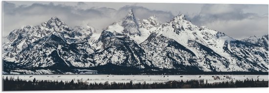WallClassics - Acrylglas - Rij Bergen onder de Sneeuw met Schapenwolken - 120x40 cm Foto op Acrylglas (Met Ophangsysteem)