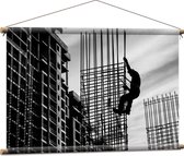 WallClassics - Textielposter - Man op constructie - Zwart Wit - 90x60 cm Foto op Textiel