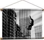 WallClassics - Textielposter - Man op constructie - Zwart Wit - 60x40 cm Foto op Textiel