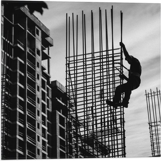 WallClassics - Vlag - Man op constructie - Zwart Wit - 50x50 cm Foto op Polyester Vlag