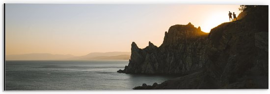 WallClassics - Dibond - Zonlicht door Berg aan Kalme Zee - 60x20 cm Foto op Aluminium (Met Ophangsysteem)