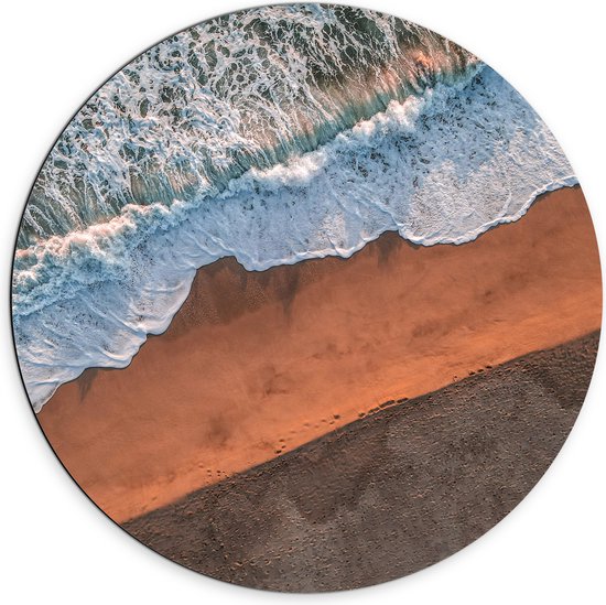 WallClassics - Dibond Muurcirkel - Bovenaanzicht van Golven stromend over het Strand - 70x70 cm Foto op Aluminium Muurcirkel (met ophangsysteem)