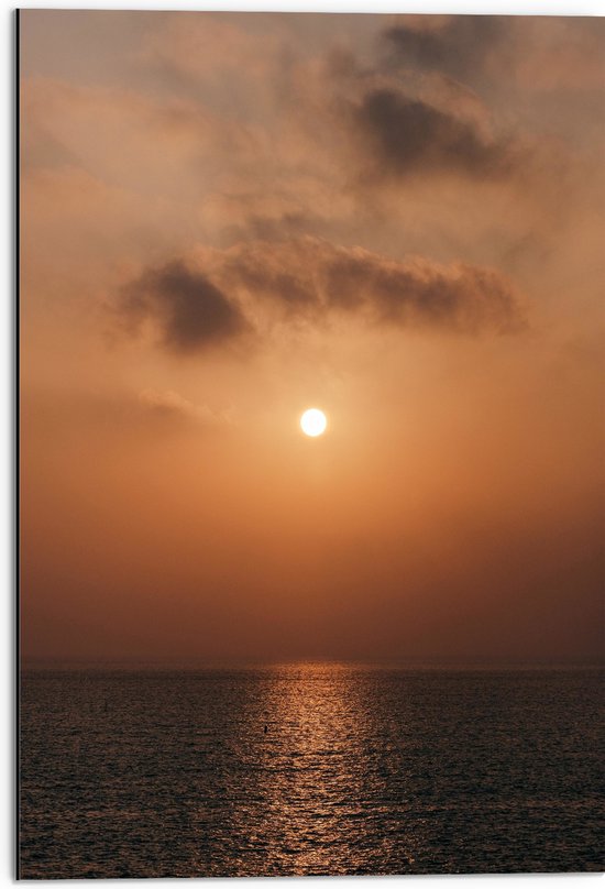 WallClassics - Dibond - Zon boven de Zee met oranje Lucht - 50x75 cm Foto op Aluminium (Wanddecoratie van metaal)