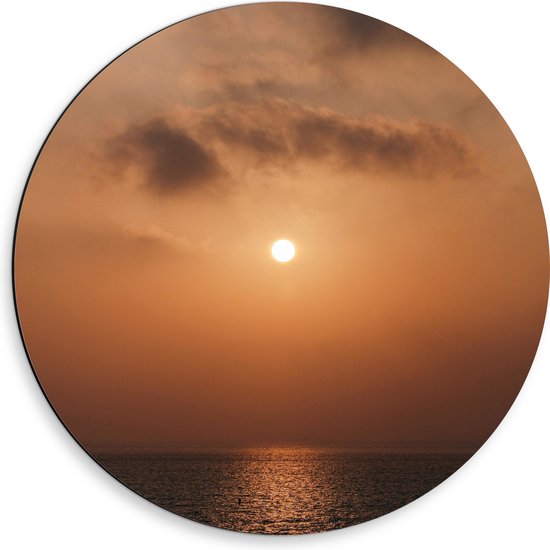 WallClassics - Dibond Muurcirkel - Zon boven de Zee met oranje Lucht - 50x50 cm Foto op Aluminium Muurcirkel (met ophangsysteem)