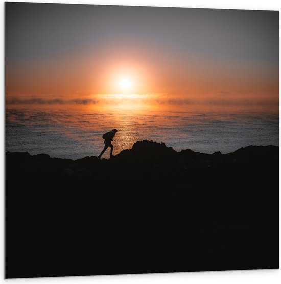 WallClassics - Dibond - Man lopend over Berg aan de Zee met Zonsondergang - 100x100 cm Foto op Aluminium (Met Ophangsysteem)