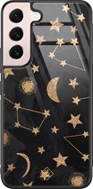 Casimoda® hoesje - Geschikt voor Samsung Galaxy S22 - Counting The Stars - Luxe Hard Case Zwart - Backcover telefoonhoesje - Goudkleurig