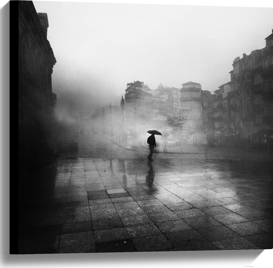 WallClassics - Canvas - Man met Paraplu alleen over Straat - Zwart Wit - 60x60 cm Foto op Canvas Schilderij (Wanddecoratie op Canvas)
