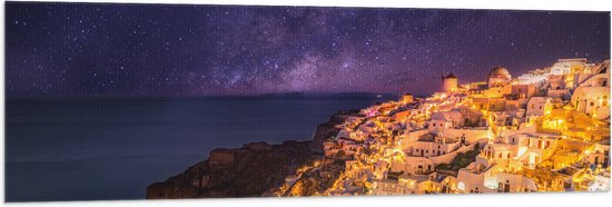 Vlag - Verlicht Dorp in de Nacht aan het water met de Melkweg in de Lucht - 150x50 cm Foto op Polyester Vlag